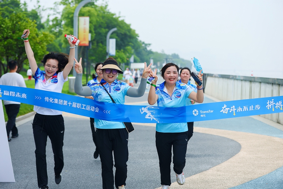 三個女孩終點沖線.jpg